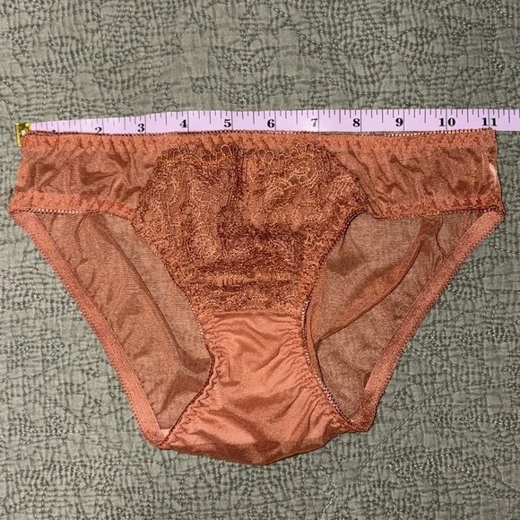 Elegant Lace Women's Intimate undies - Picture 2 of 4